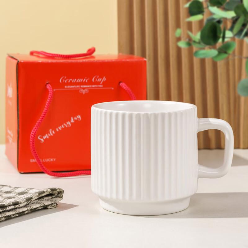 Einfacher gestreifter Keramikbecher