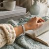 Bracciale a manica dal design semplice, Questo passerà anche, Braccialetto con mantra, Messaggio nascosto inciso, Promemoria di resilienza, Bracciale ispiratore, Regolabile