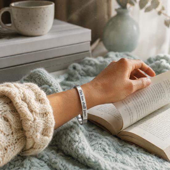 Bracciale a manica dal design semplice, Questo passerà anche, Braccialetto con mantra, Messaggio nascosto inciso, Promemoria di resilienza, Bracciale ispiratore, Regolabile