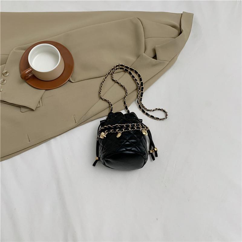 

Простая и модная сумка через плечо 2025 зима новая модная повседневная сумка-мессенджер модный тренд сумка-ведро для поездок на работу чёрный