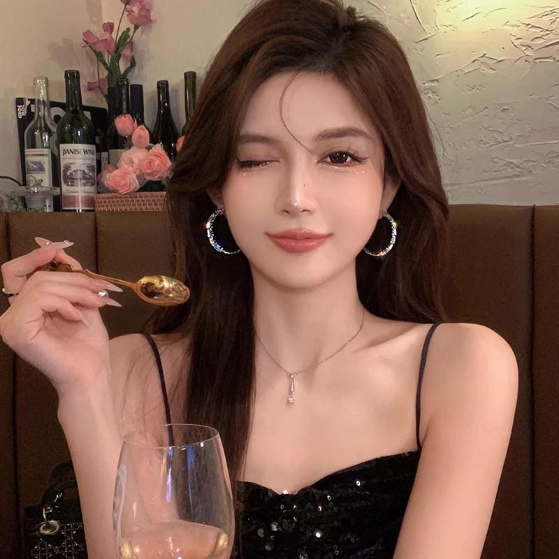 

2025 Изысканный нишевый дизайн Простые роскошные серьги для женщин - Универсальные серьги-гвоздики высокого класса