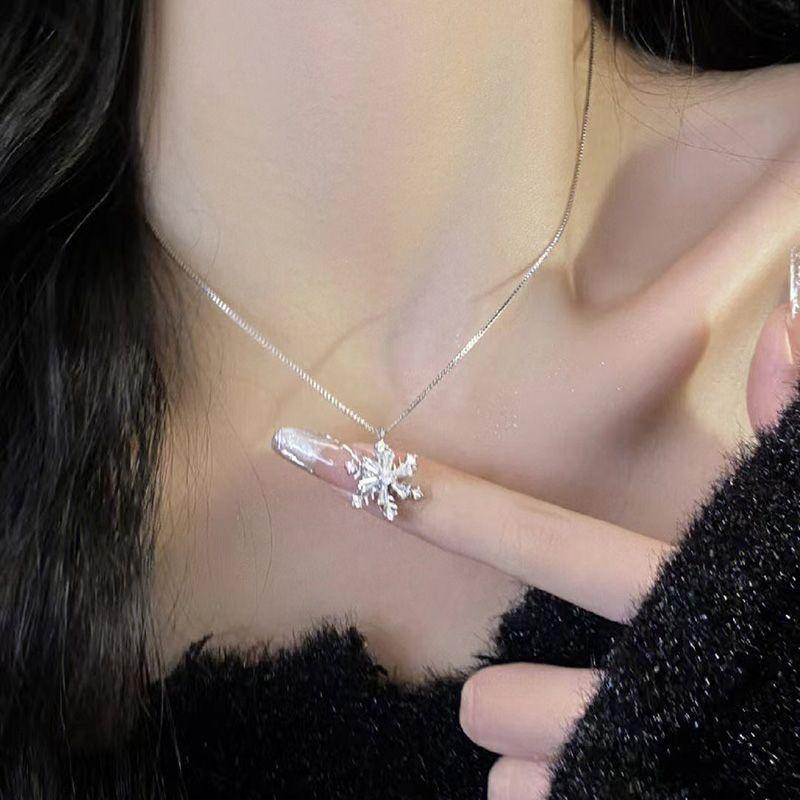 Unique design snowflake necklace women s sweater chain new high-end autumn and winter light luxury niche collarbone chain