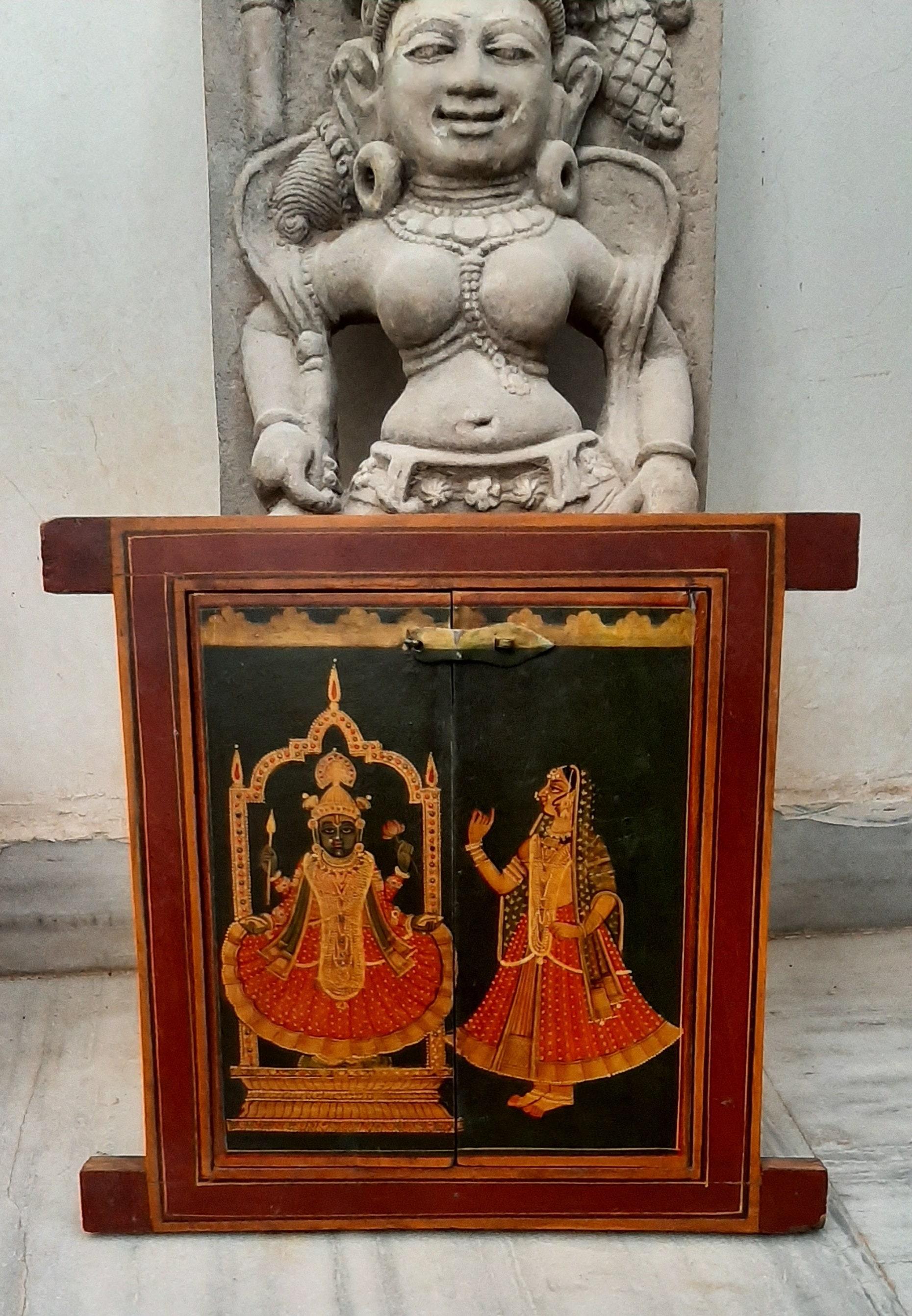 Деревянный Джарокха, расписанный вручную: Настенный декор с изображением индуистской богини разноцветный