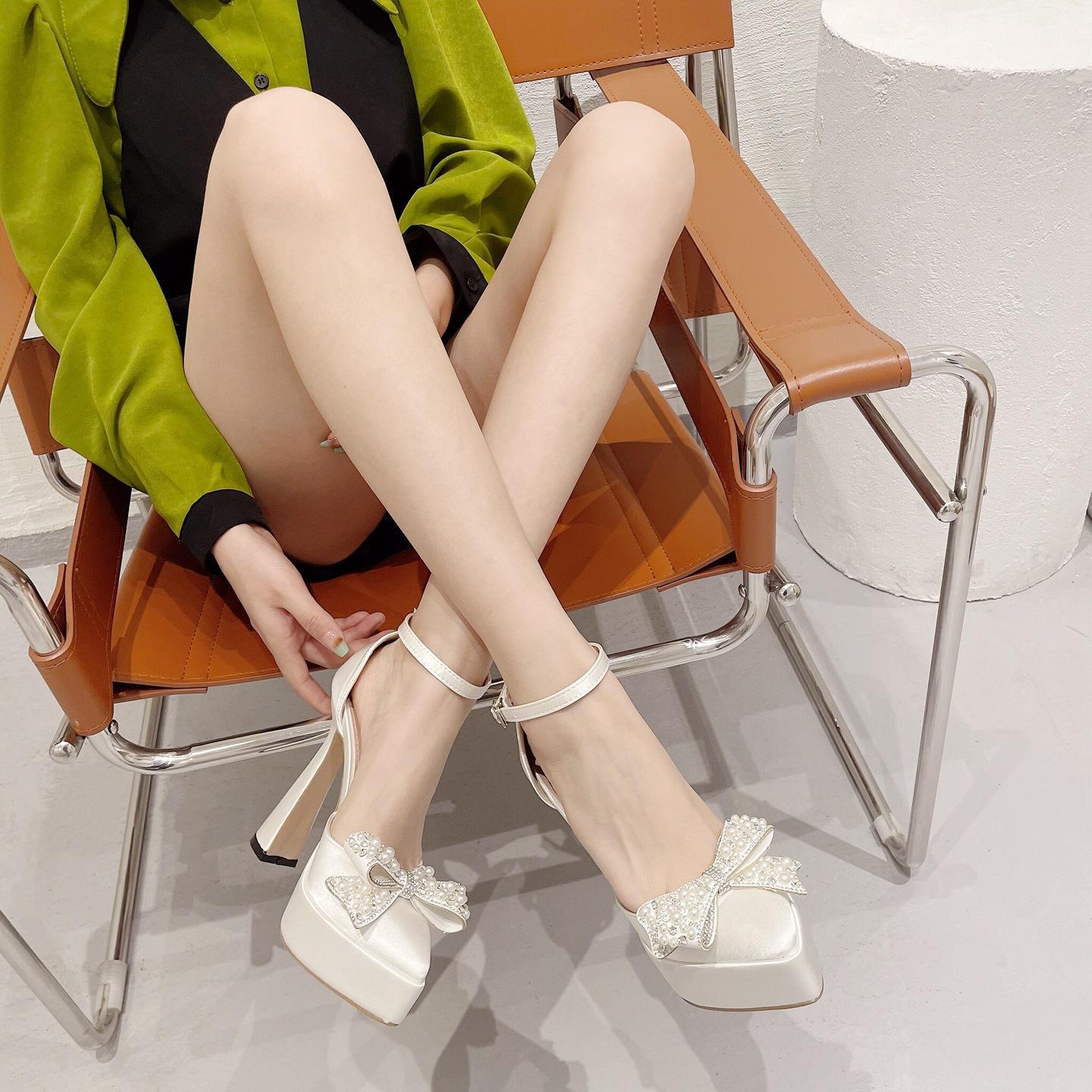 

13СМ толстый каблук высокие каблуки ночной клуб сексуальный водонепроницаемый платформа толстая подошва сумка голова одинарная обувь бант острый нос модные сандалии женщины 34 белый