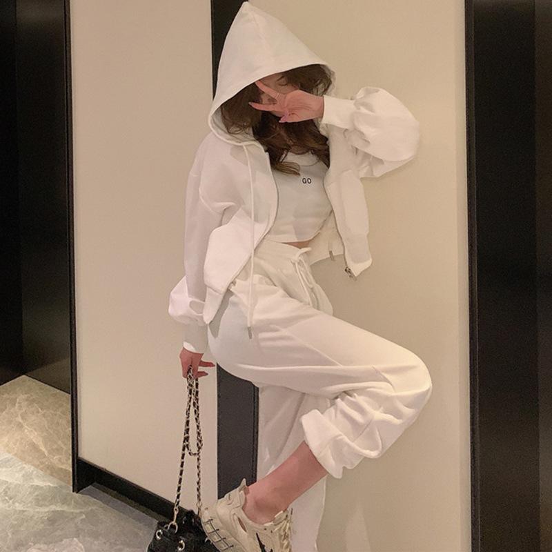 Avslappet sportsdrakt dame mote kort sele hettegenser tredelt bukse dress