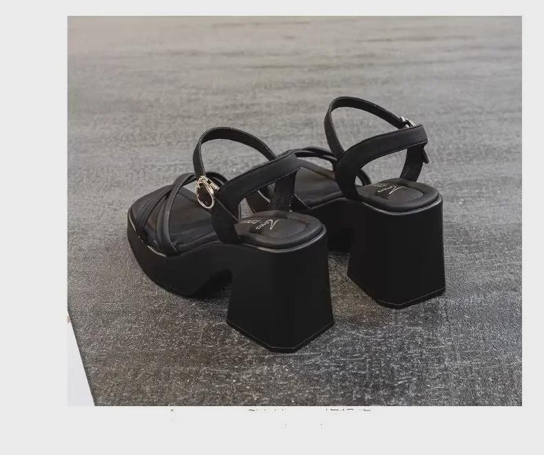 Sandales Romaines pour Femmes WD 2024: Compensées à plateforme élégantes et décontractées rehaussant la taille avec talons hauts imperméables.