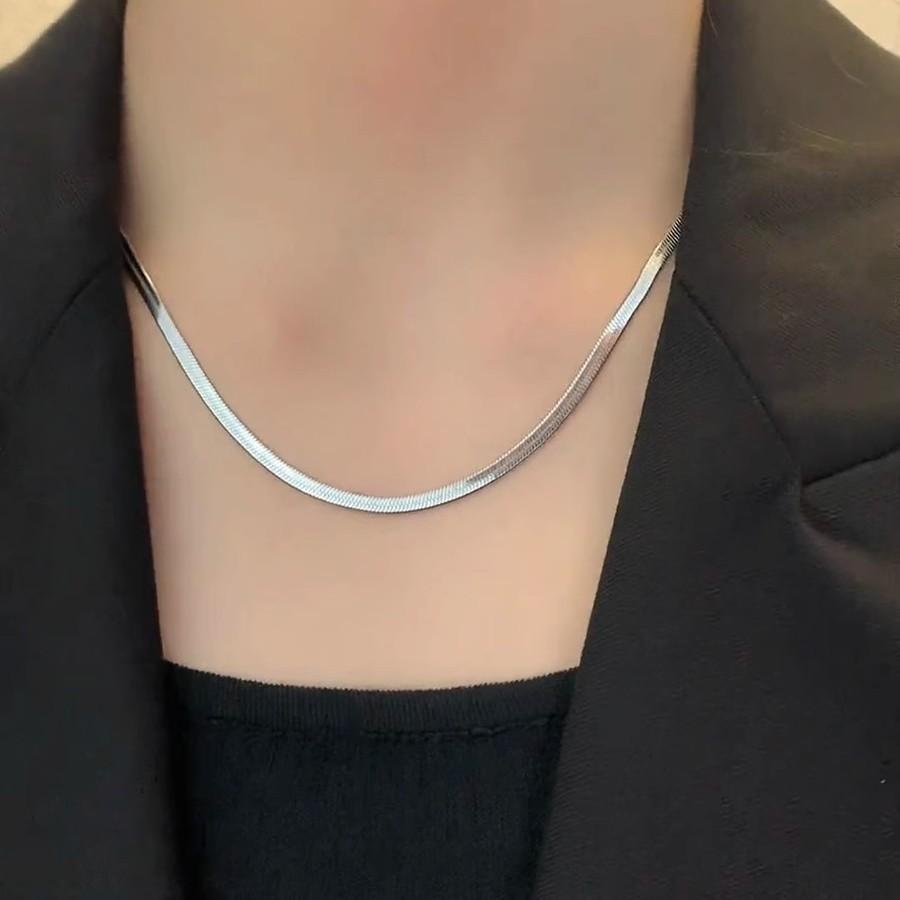 Goldene Schlüsselbein Kette Flache Schlangenknochen Halskette für Damen, 18 Karat Vergoldet, Schlicht und Elegant, mit Ein Raffiniertes Gefühl