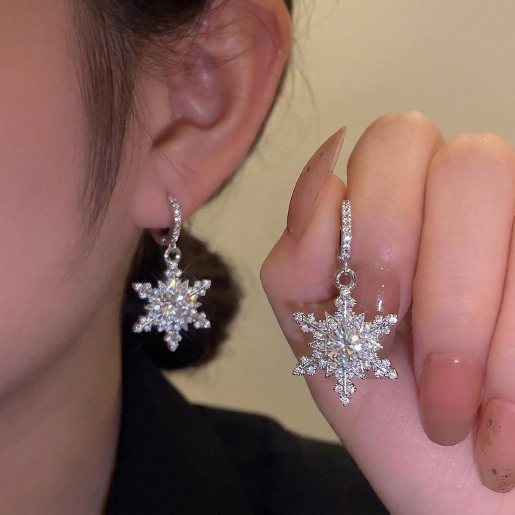 European and American Christmas Diamond Snowflake Earrings Creative Fashion Diamond Diamond Christmas Tree New Year's Earrings Ornament