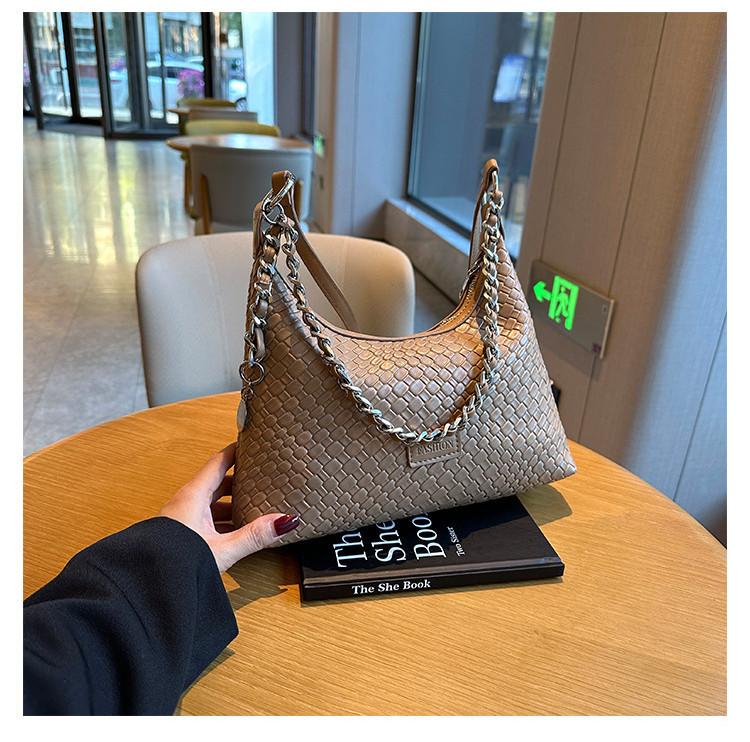 2023 New Korean Style Fashion Small Batch Design Women's Bag Simple Commuter Chain Hand-held Trendy Versatile Single Shoulder Bag