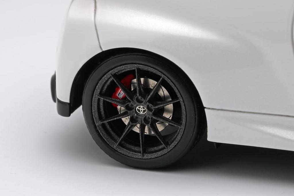 Maquilhagem EIDOLON Escala Toyota GR Yaris RZ Alto Desempenho 2024 Acabamento Mica Branco Pérola Platina EM762B 1/43 (Modelo finalizado)