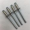 Tuerca remachable de acero inoxidable de extremo abierto y cabeza redonda 304 Remache ciego