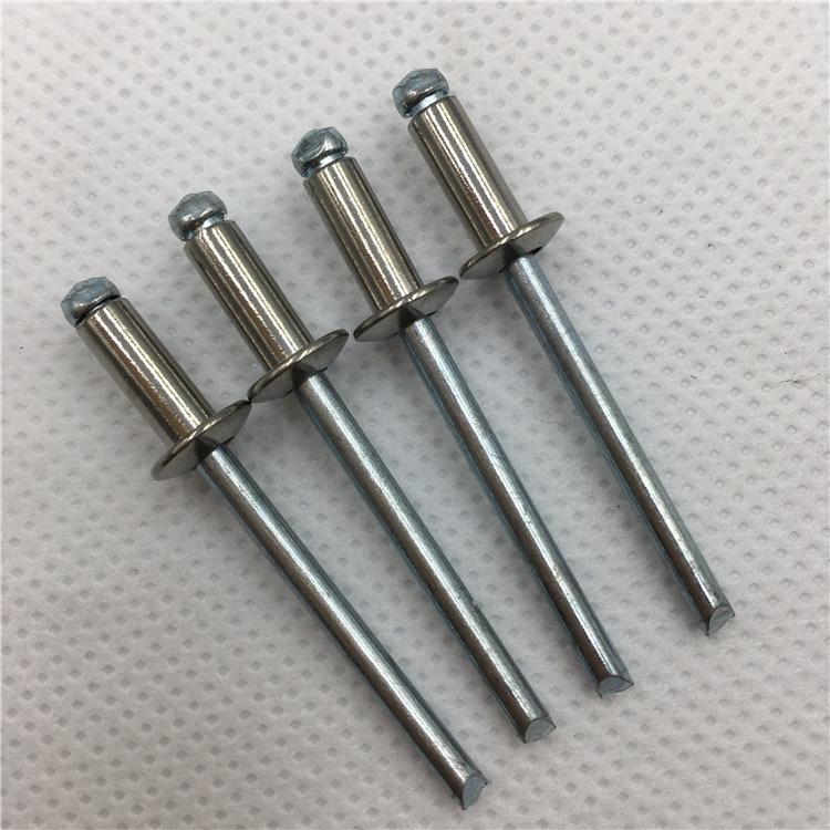 Tuerca remachable de acero inoxidable de extremo abierto y cabeza redonda 304 Remache ciego
