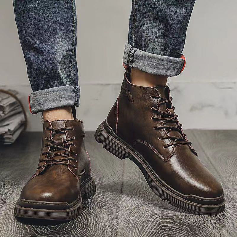 

Мужские ботинки Martin из коричневой кожи, высокие и универсальные, с мягким средним голенищем.