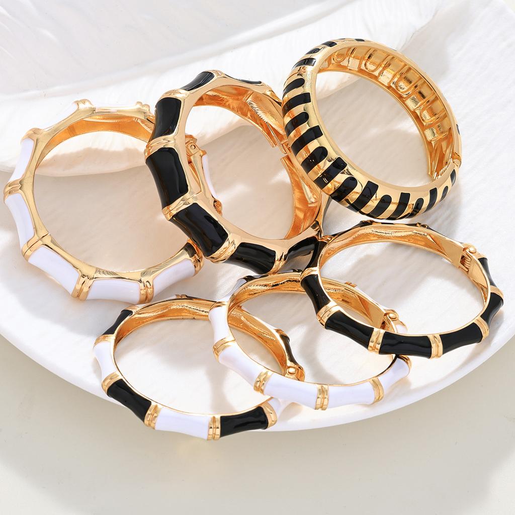 Personalized enamel dripping oil black and white bracelet combination set Ins wind alloy vacation style jewelry