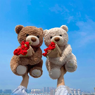 La nuova bambola orsacchiotto con rosa per San Valentino è una doppia interpretazione di romanticismo e cuore da regalare alla fidanzata
