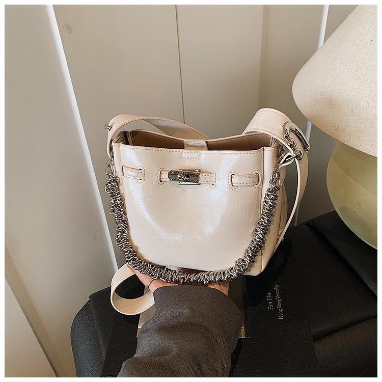 

Niche fashion bundle diagonal cross portable bucket bag women s 2025 new simple high-end retro versatile women s bag