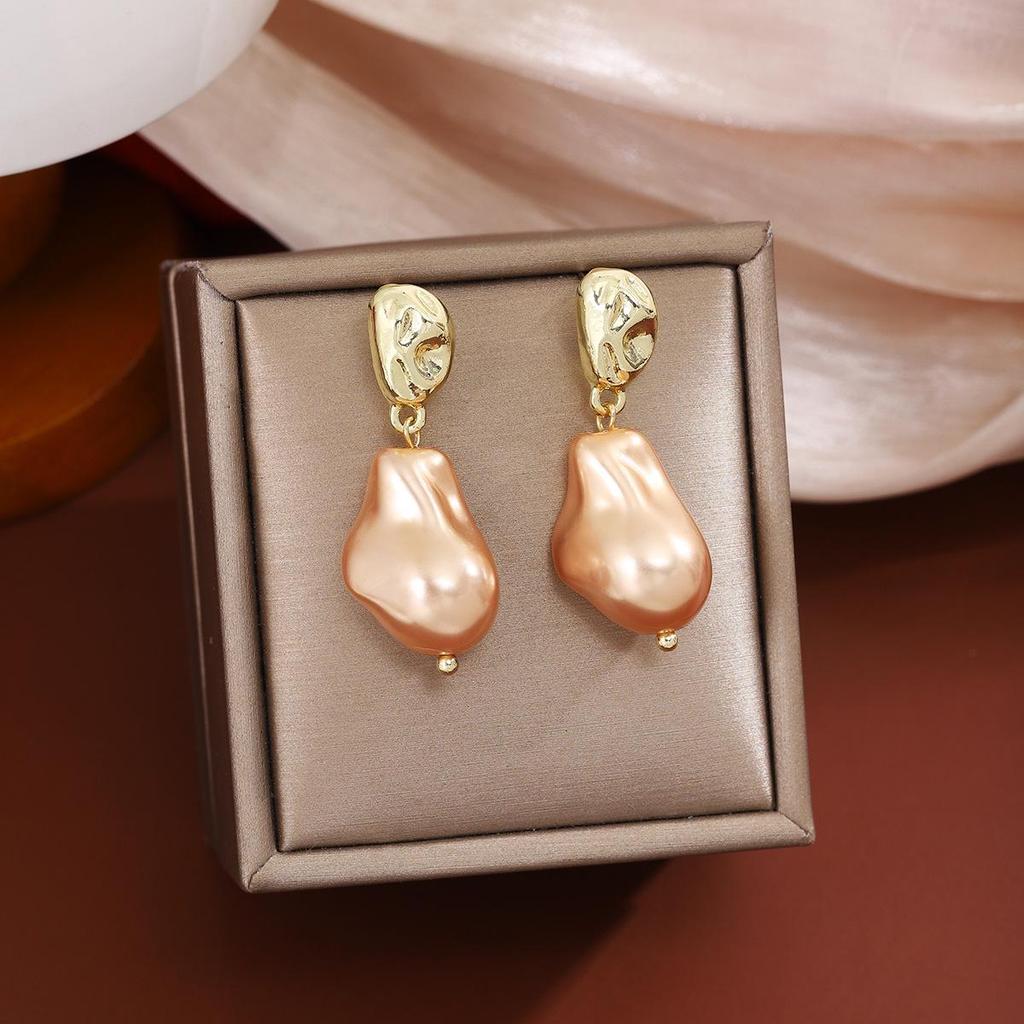 Silver Needle Baroque Pearl Earrings: French Retro Court Style, Light Luxury Fashion, Temperament Dangles.