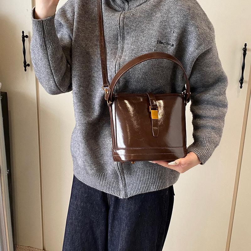 Commuter to work Hand carry bucket bag 2025 niche trendy messenger bag women's winter new fashion casual shoulder bag