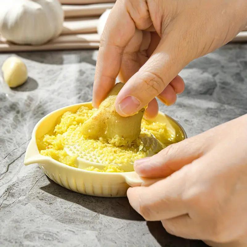 1pc Household Kitchen Manual Ingredient Ginger and Garlic Grinding Tool Fruit Puree Food Supplement Grinder Kitchen Ginger Juice Garlic Tool