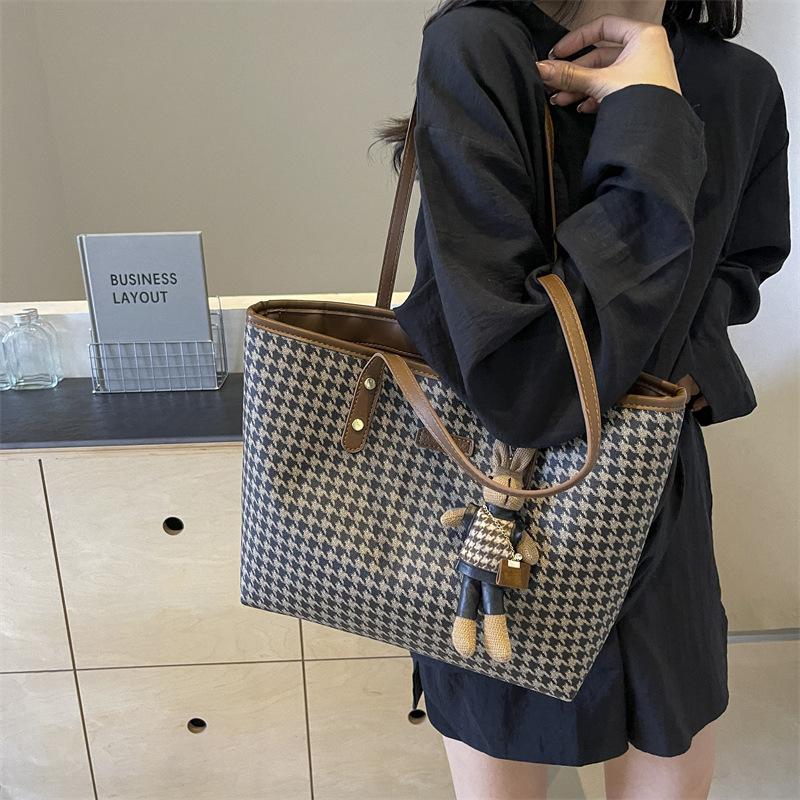 Premium Sense Retro Big Bag Women's 2025 New Fashion Commuter Armpit Bag Autumn Popular Thousand Bird Getote Bag