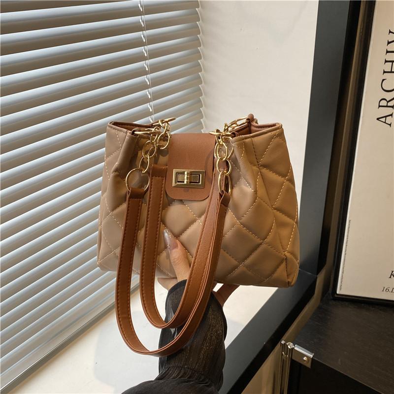 

2025 women s spring new Xiaoxiangfeng bag commuting to work versatile straw woven large-capacity wide shoulder strap women s shoulder bag хаки