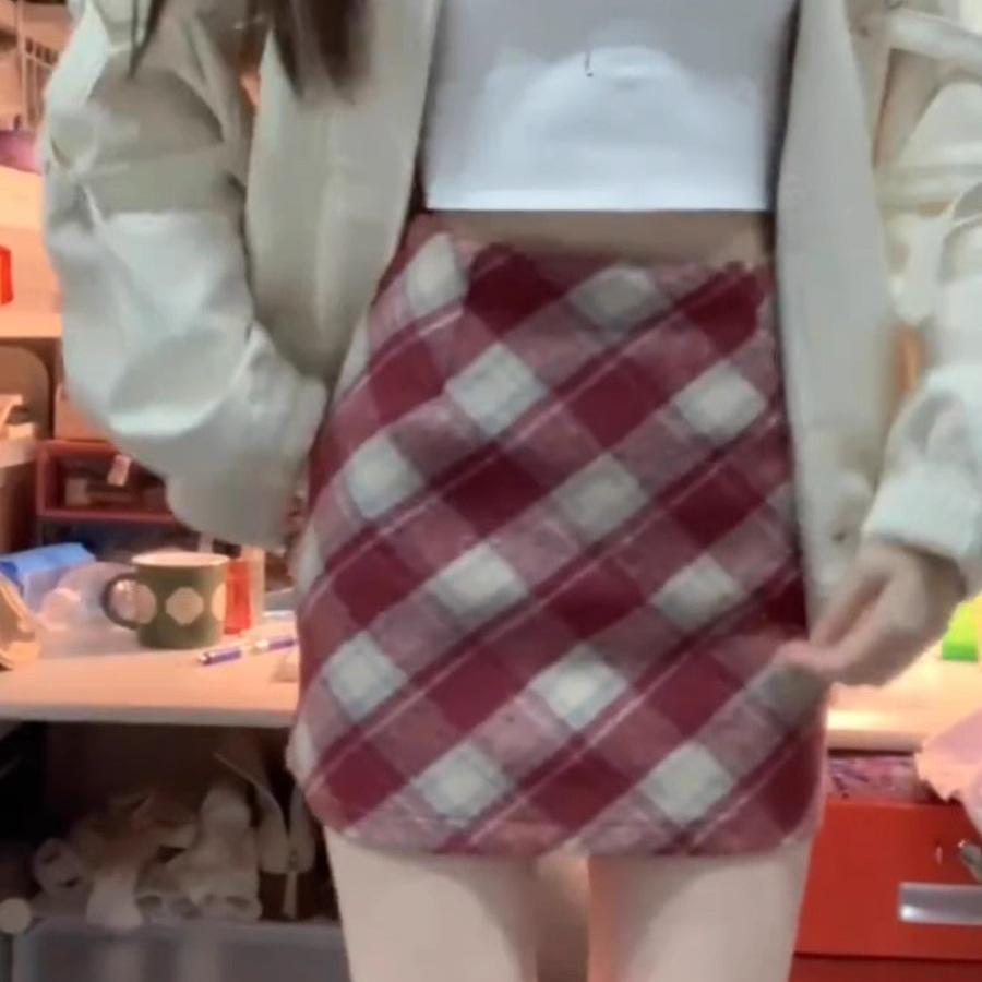 Women's High Waist Woolen Red Plaid A-Line Skirt - Hip-Hugging, Slimming, Autumn/Winter 2026