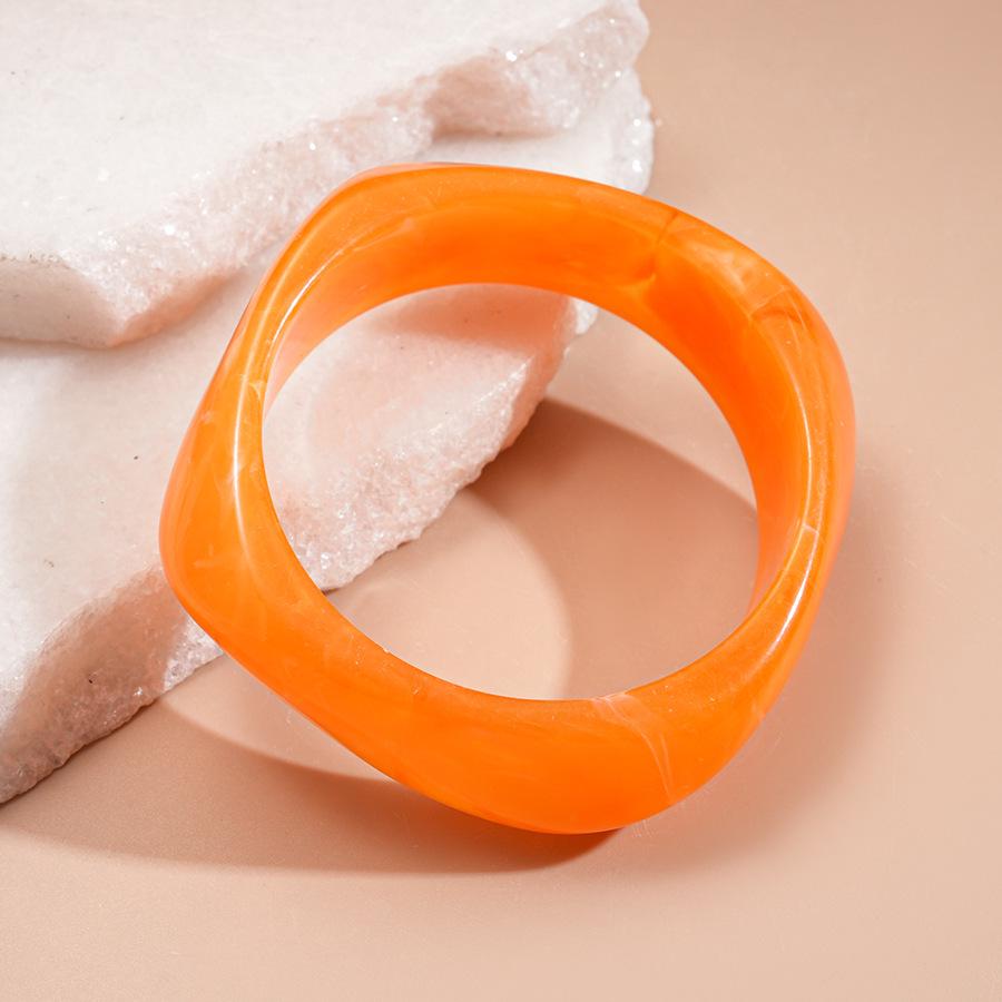 Unique Retro Resin Bracelet: Personalized Fashion Jewelry for Women