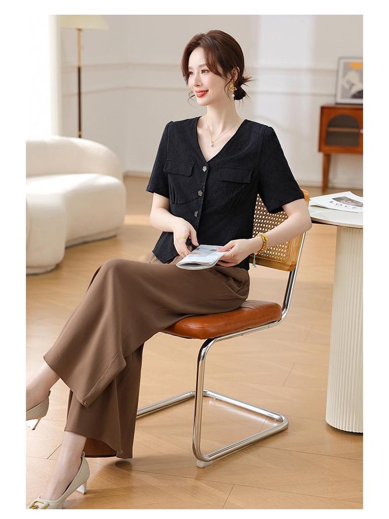 Mom's Summer 2025 Two-Piece Set: Fashionable Short-Sleeve Top for Middle-Aged Women.