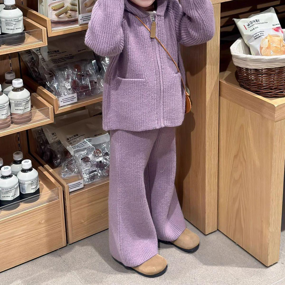 

Фиолетовый вязаный комплект Осень/Зима 2025: Кардиган с капюшоном и помпонами для девочек и расклешенные брюки 140