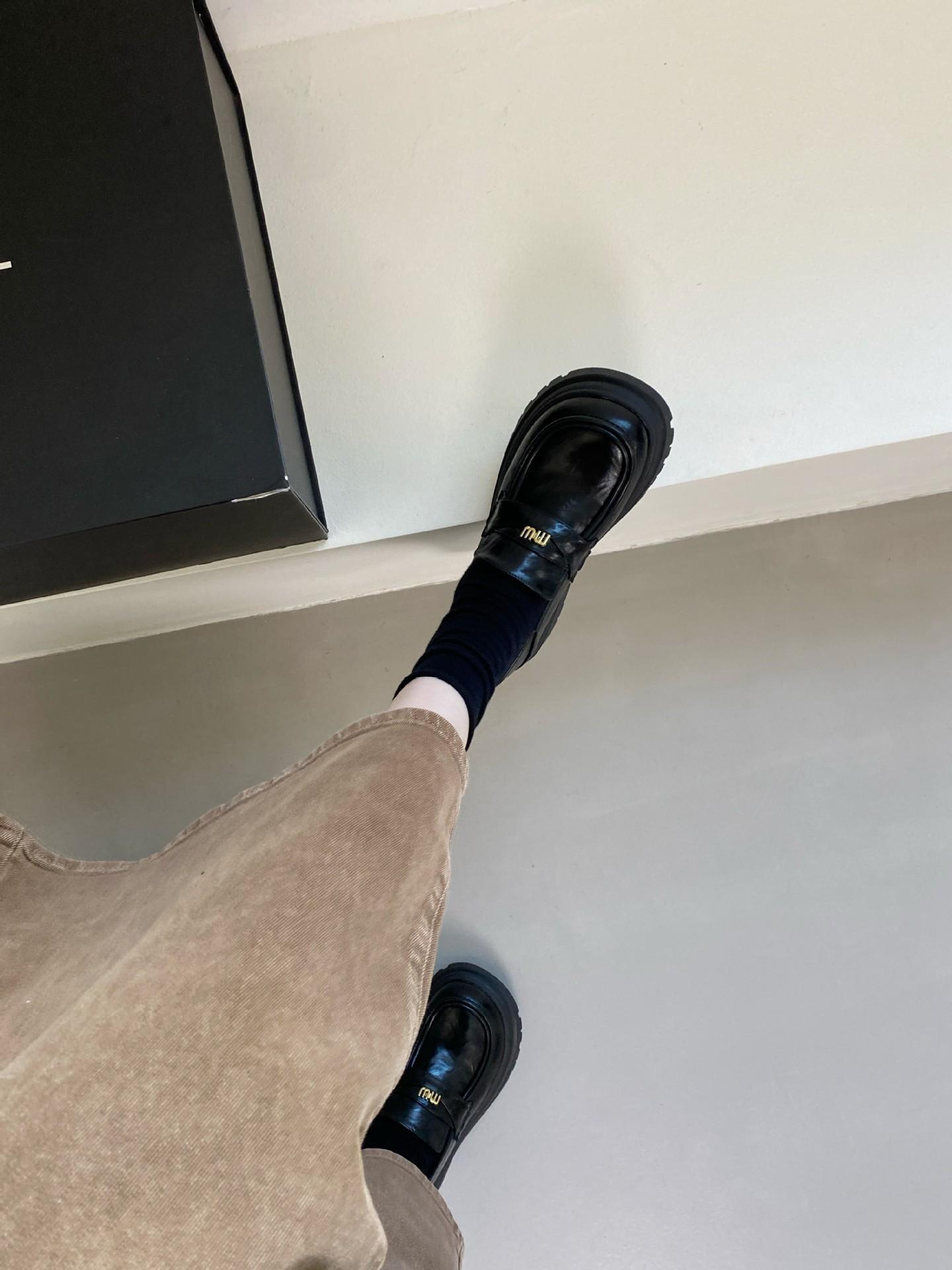 

MIU s spring new small leather shoes for women to wear high-end French retro loafers for women s versatile platform women s shoes 35