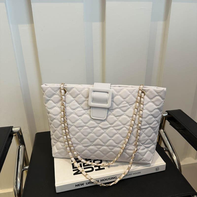 

Trendy Autumn Women s Shoulder Bag With Chic Chain Detail For Everyday Use білий