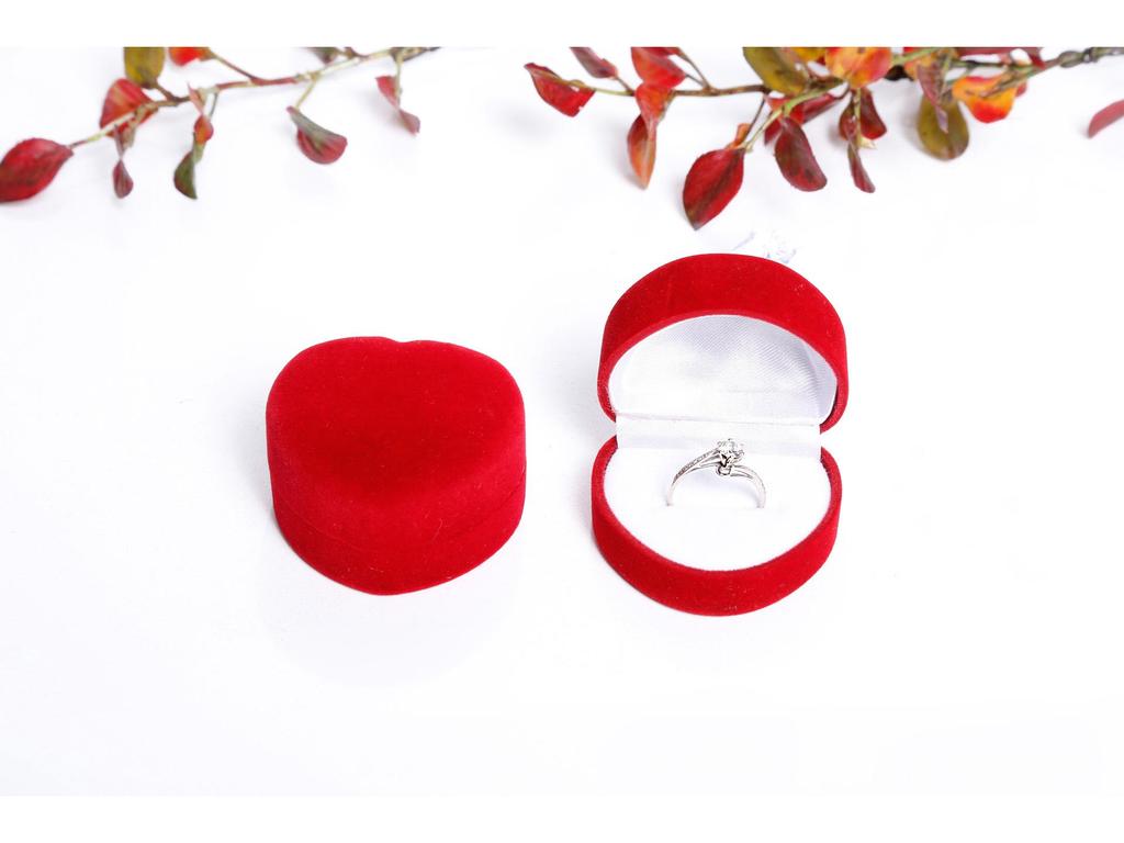 Geschenkbox mit Herzringen und Ohrringen aus Samt