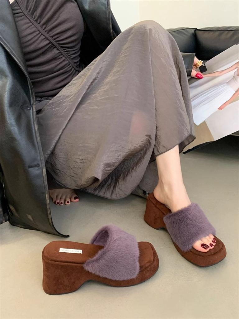 Small thick-soled heightened fluffy slippers Women wear Internet celebrities in autumn and winter High-heeled wedge-heeled leopard-print pl