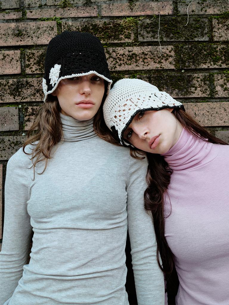 Wimenong Essential Turtle-Neck Pullover