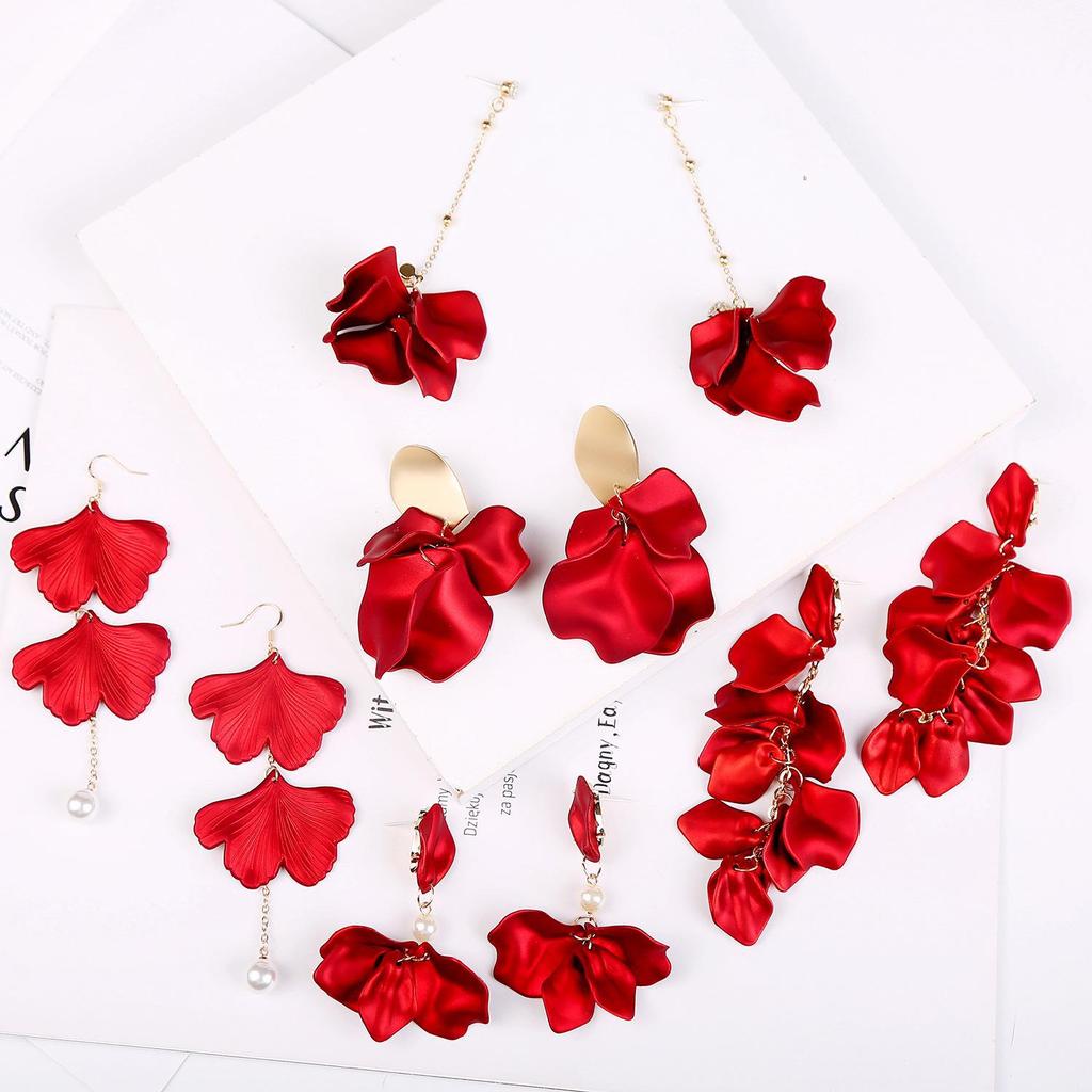 Orecchini a nappa con rosa rossa esagerata in stile Ankara
