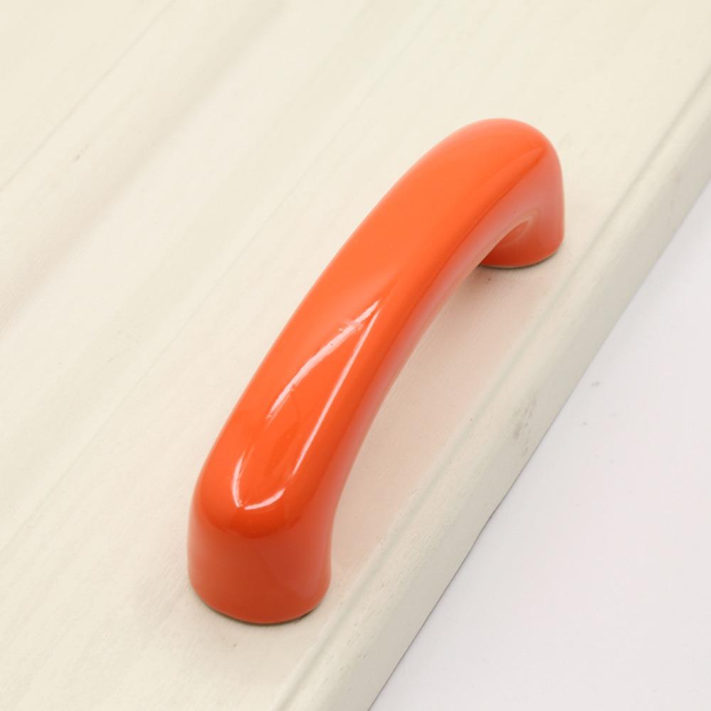 Pohodlný pocit Dvířková rukojeť Vysoká kvalita vzhledu Oblouková rukojeť Vylepšení skříně