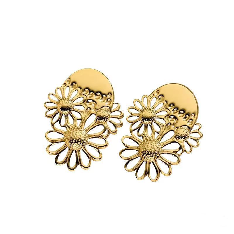 Retro Metal Daisy Flower Stud Earrings - Fashionable Banquet Accessories for Women