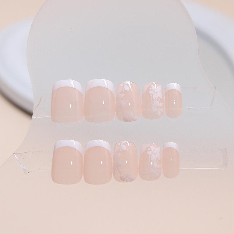 Sweet White Flower Fake Nails – Cute, Wearable, Finished Set