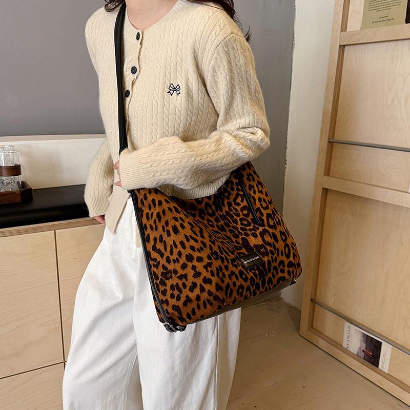 

Нишевый ретро замшевый рюкзак женский 2025 новый супер огонь леопардовый принт наплечный рюкзак для работы, поездок, дорожная сумка, тренд 38*14*34 чёрный