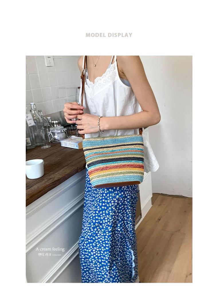 Herbst & Winter 2025 Regenbogenfarben gestreifte Stroh geflochtene Schultertasche - Minimalistische Damen Strand Eimertasche