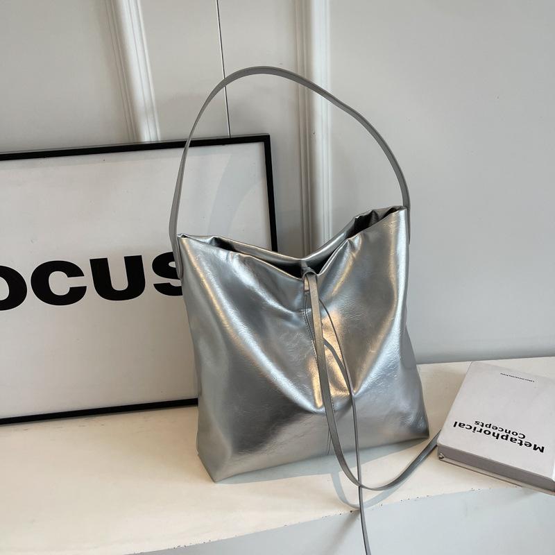 Мягкая кожаная большая вместительная сумка-тоут для женщин — фото 7