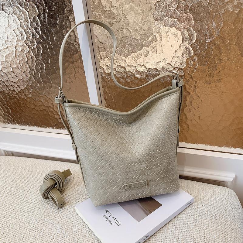 High-end niche bag women's new retro woven crossbody bag shoulder armpit bag