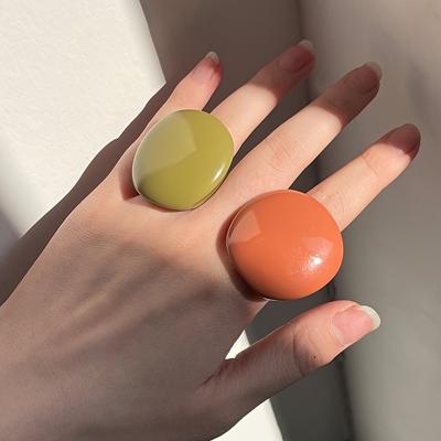 2er-Pack schicke geometrische, unregelmäßige Kreisringe in verschiedenen Farben, Vintage- und eleganter Mode-Kunstschmuck für Damen, braunes und grünes Set