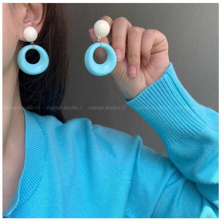 

Acrylic round earrings, summer niche design, fashionable and versatile temperament, advanced sense, exquisite and elegant earrings.