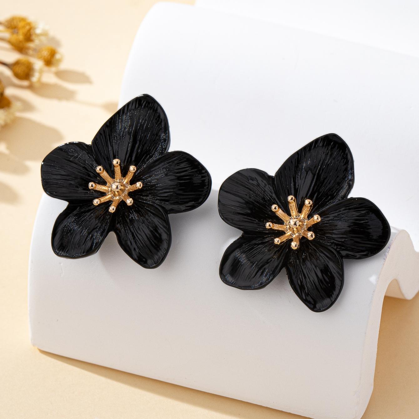 

A Pair of Women s Earrings, Black Three-Dimensional Flower Earrings with a Simple and High-End Feel, Suitable for Daily Wear and Street Photography чёрный