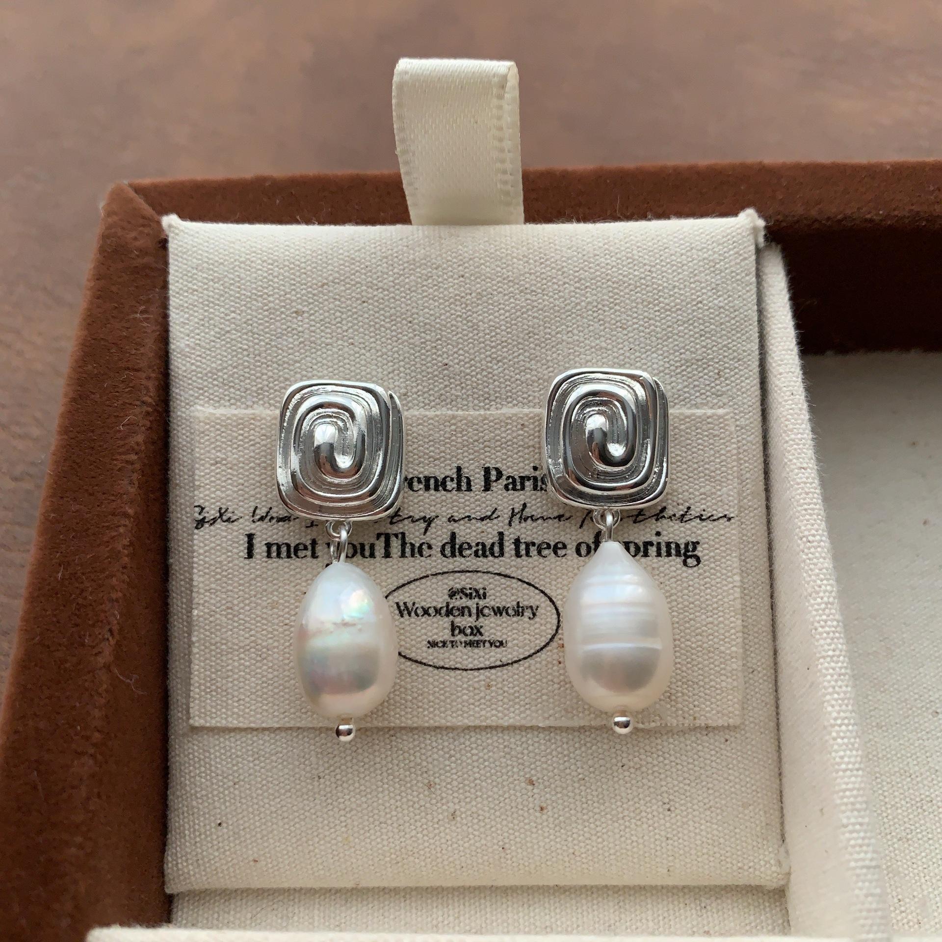 Спиральный металлический жемчужный кулон Теплые серьги-гвоздики Элегантные и изысканные Трехмерные Высококлассное ощущение Нишевые серьги для ежедневного ношения Женские