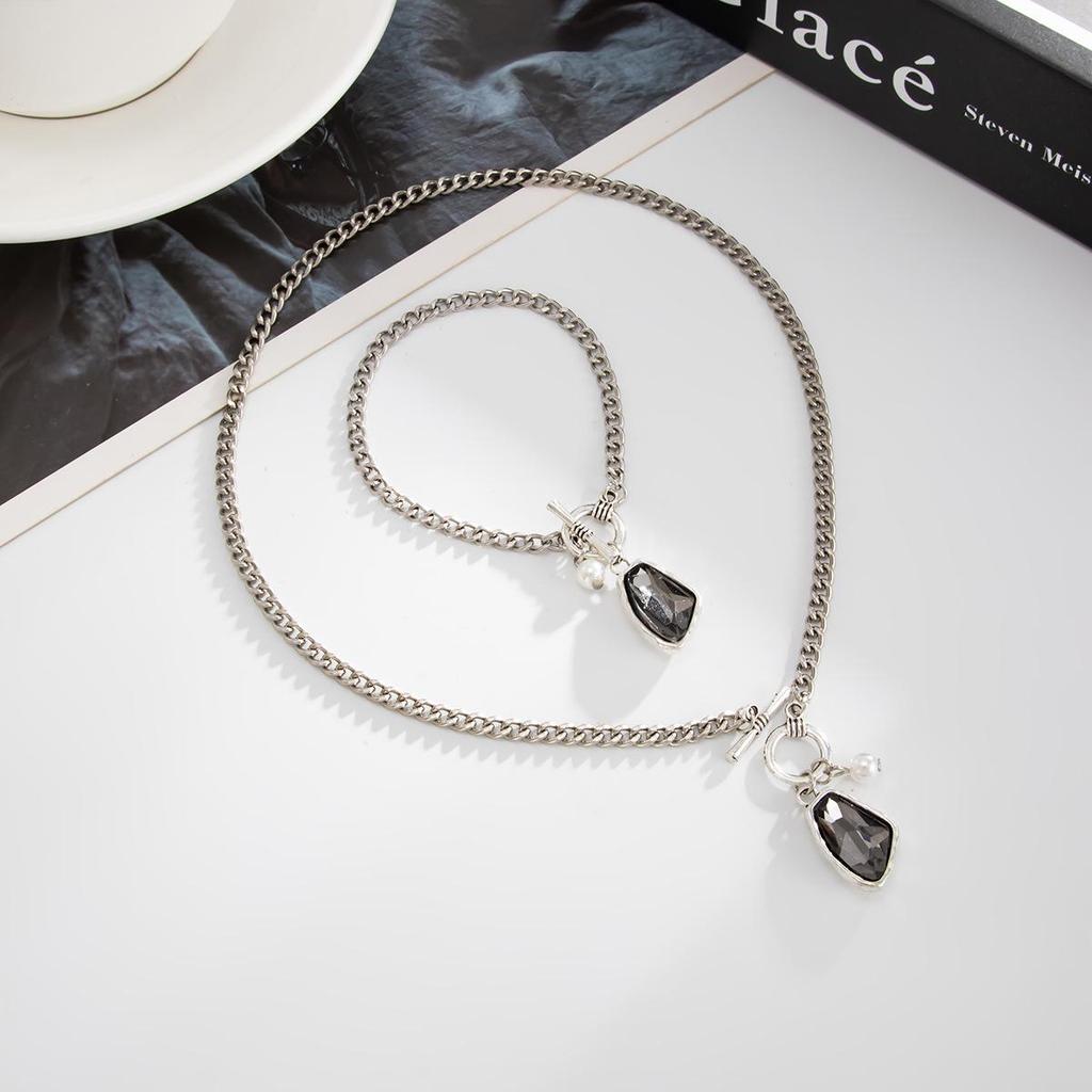 European & American Old Money Style Irregular Acrylic Black Diamond Pendant Necklace - Light Luxury Fine Chain Clavicle Design