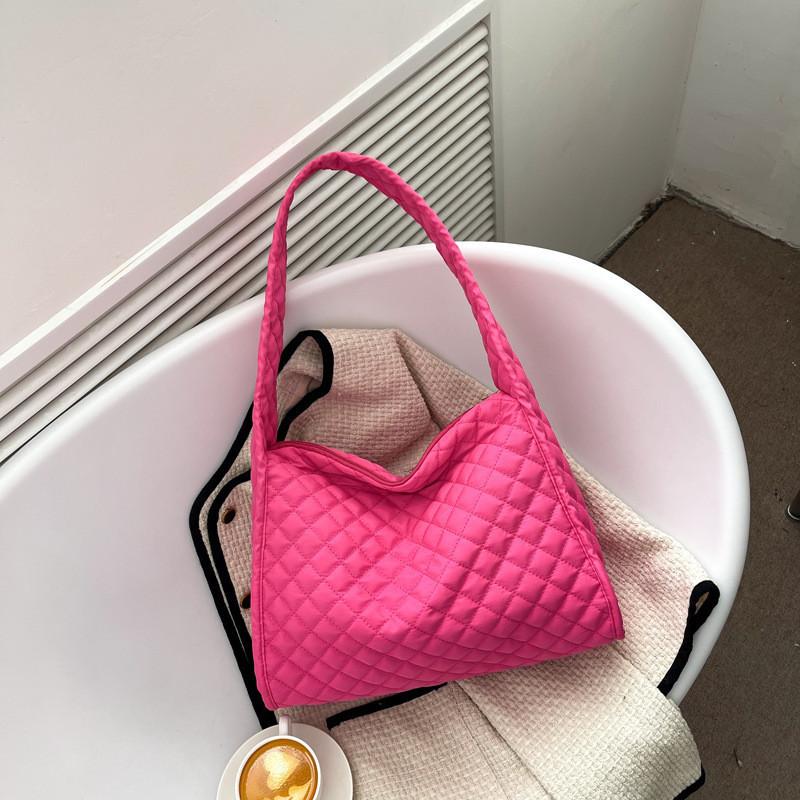 Trendige Nylon-Tragetasche für Damen Herbst Winter 2023 Große Kapazität Gesteppte Umhängetasche