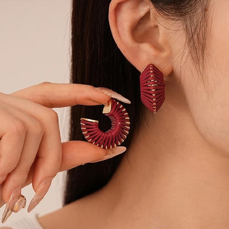Retro Inspired Leather Ear Studs for Women C Shaped Threaded Geometric Earrings Trendy and Minimalist Earwear Jewelry