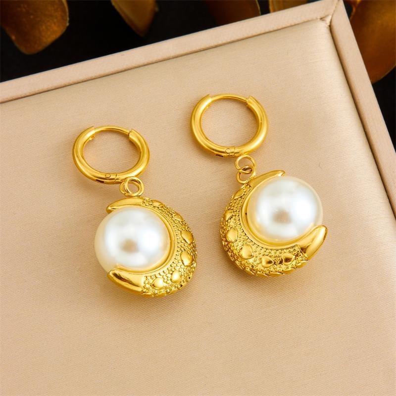 

Gold Hammered Crescent Pearl Drop Huggie Earrings золотой